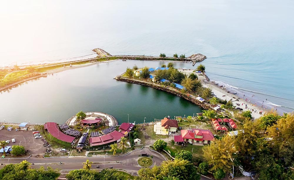 Wisata Pantai Tapak Paderi
