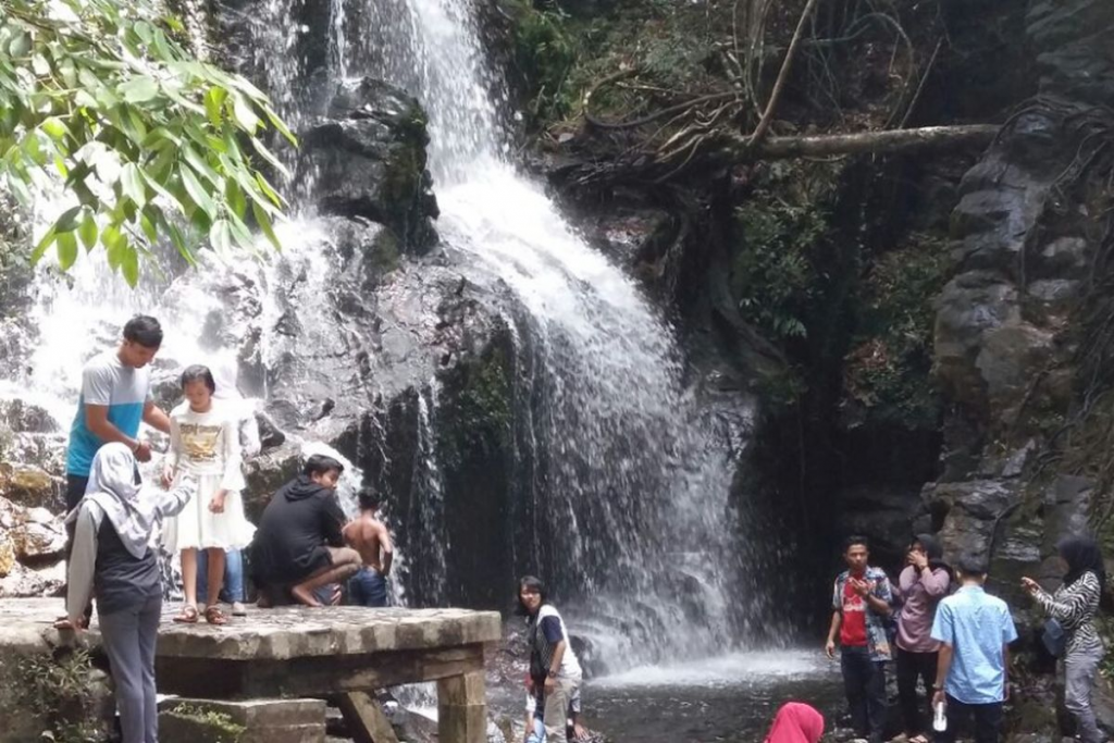 Keindahan Air Terjun Gemurai